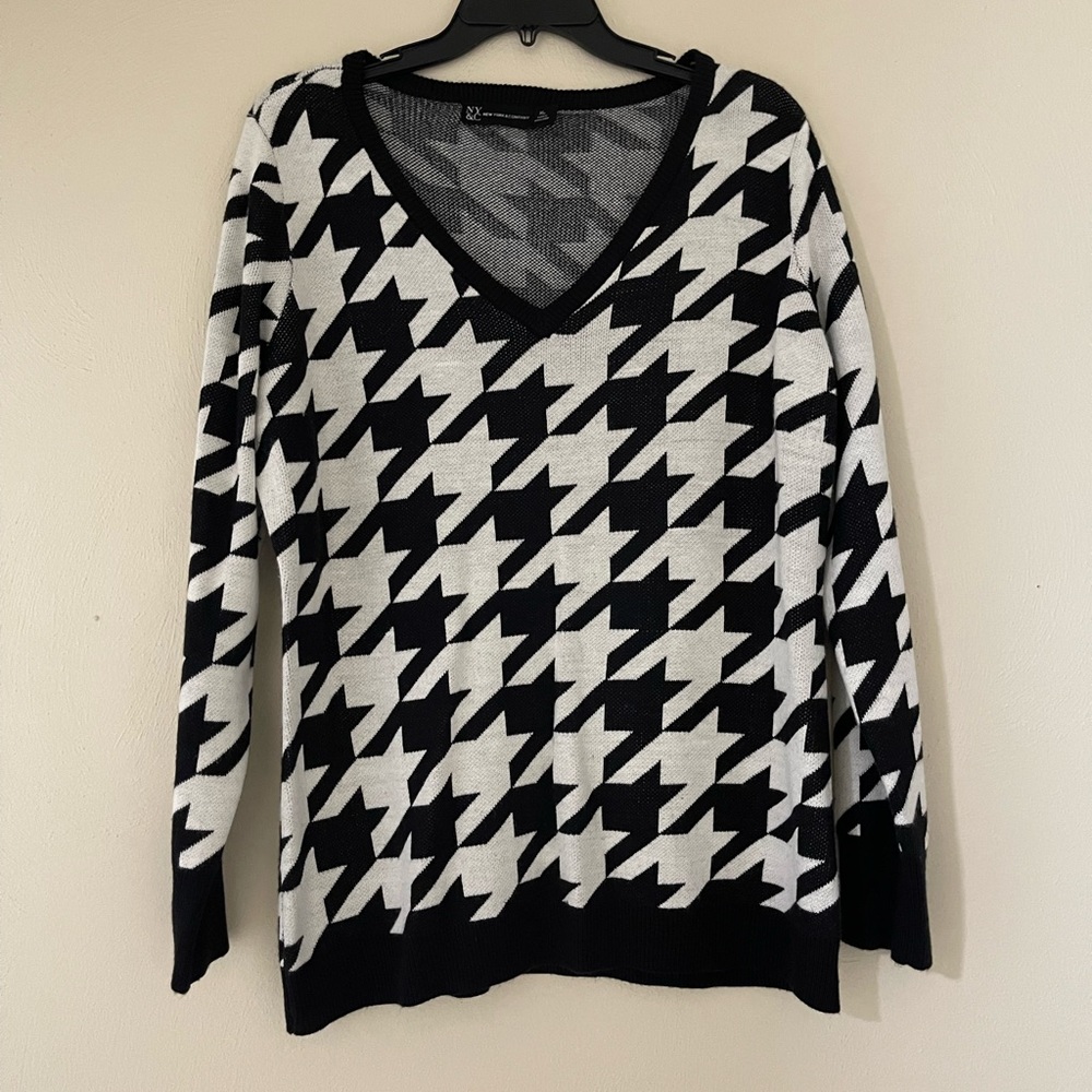 New York & Co black and white V neck sweater
